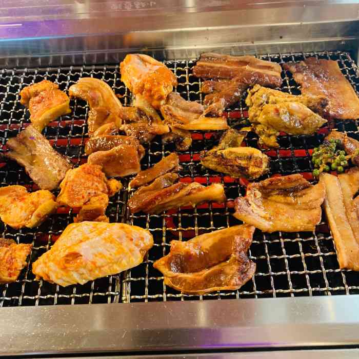 小猪查理川式烤肉(物资店)-"[薄荷]环境: 装修风格很年轻化,在店里.