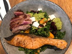 煎三文鱼牛油果色拉配煎牛肉-Wagas沃歌斯(太古汇店)
