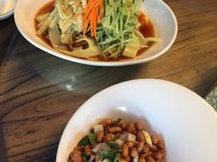 老醋花生米和新疆手工自制凉皮-阿凡提餐厅(簋街店)