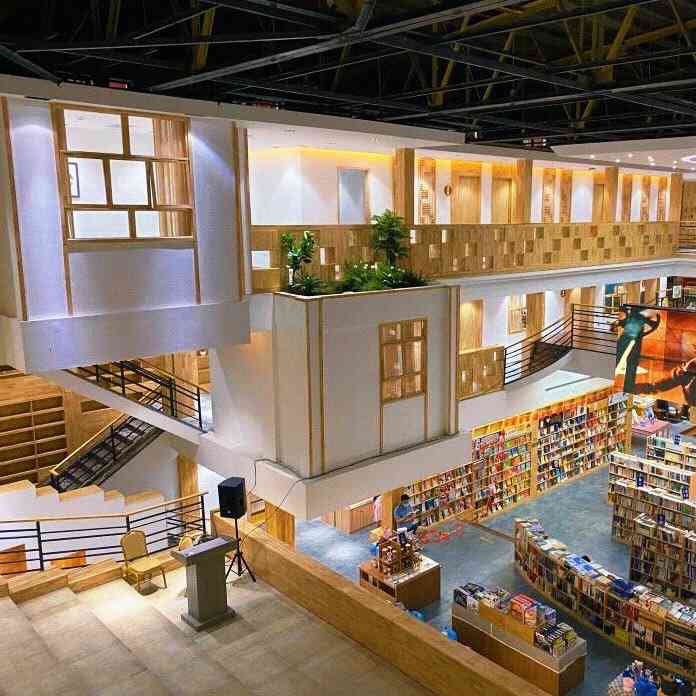 粱实书店-"朋友小聚约到了梁实书店,猛一听还以为说错.