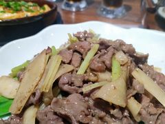姜片香芹炒黄牛肉-秋色客家菜(南山店)
