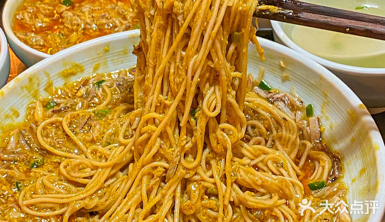 上海这家蟹黄瀑布捞面几乎半碗都是蟹黄...🦀️