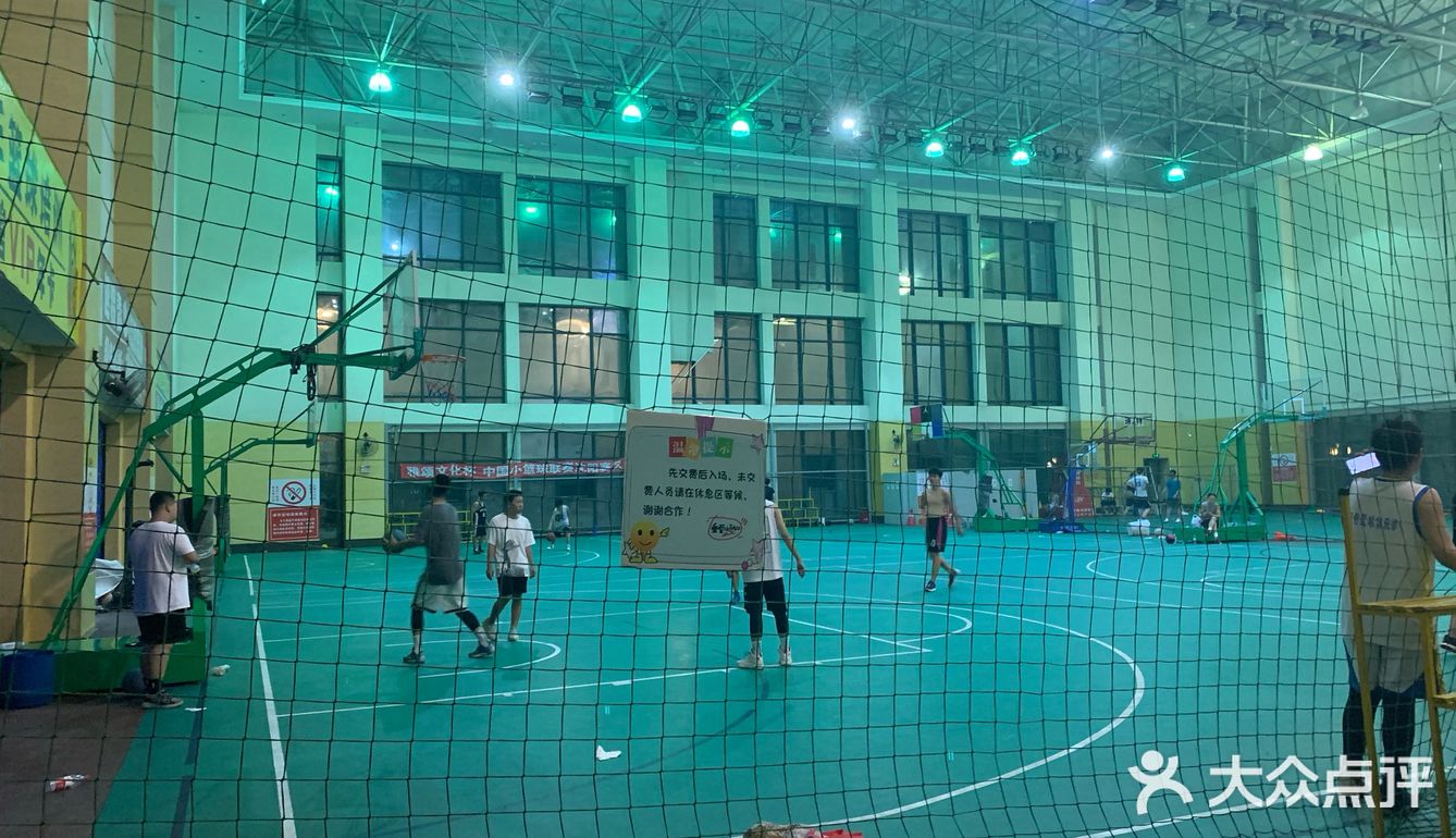 20元/人。场地内灯光柔和,但整体卫生条件有待提高