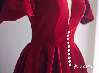 可以搭配一个红色大蝴蝶结头饰，看上去更像公主呢