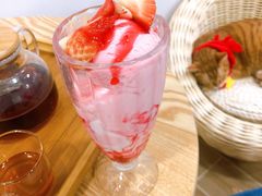 草莓冰淇淋杯-李小姐の猫咖啡馆(五角场店)