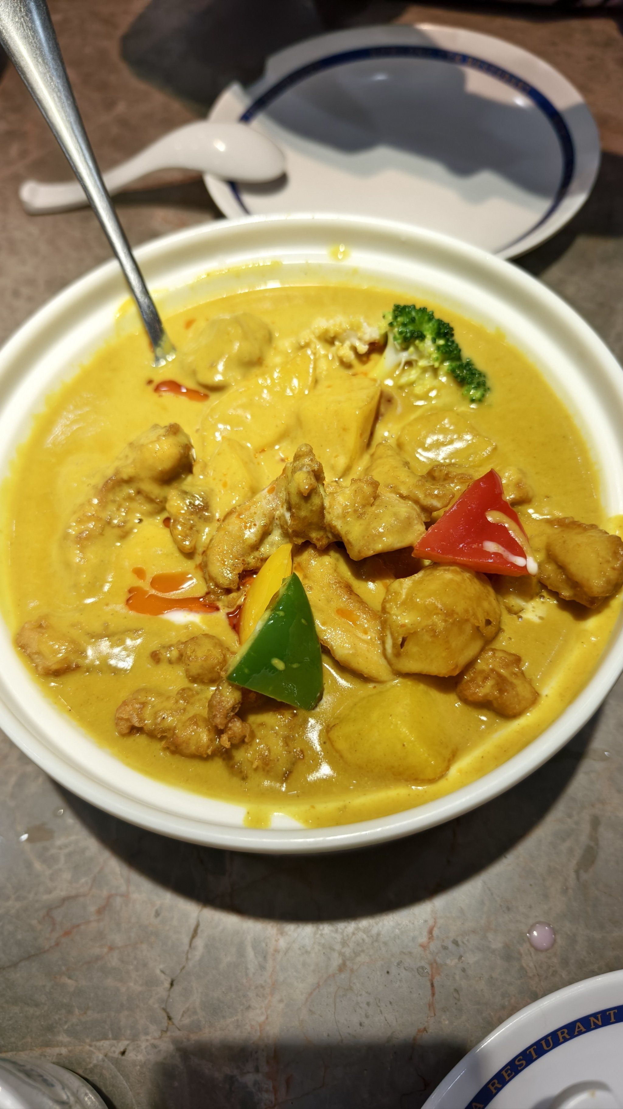 咖喱鸡香味很足,对我一个广东人来说稍微辣