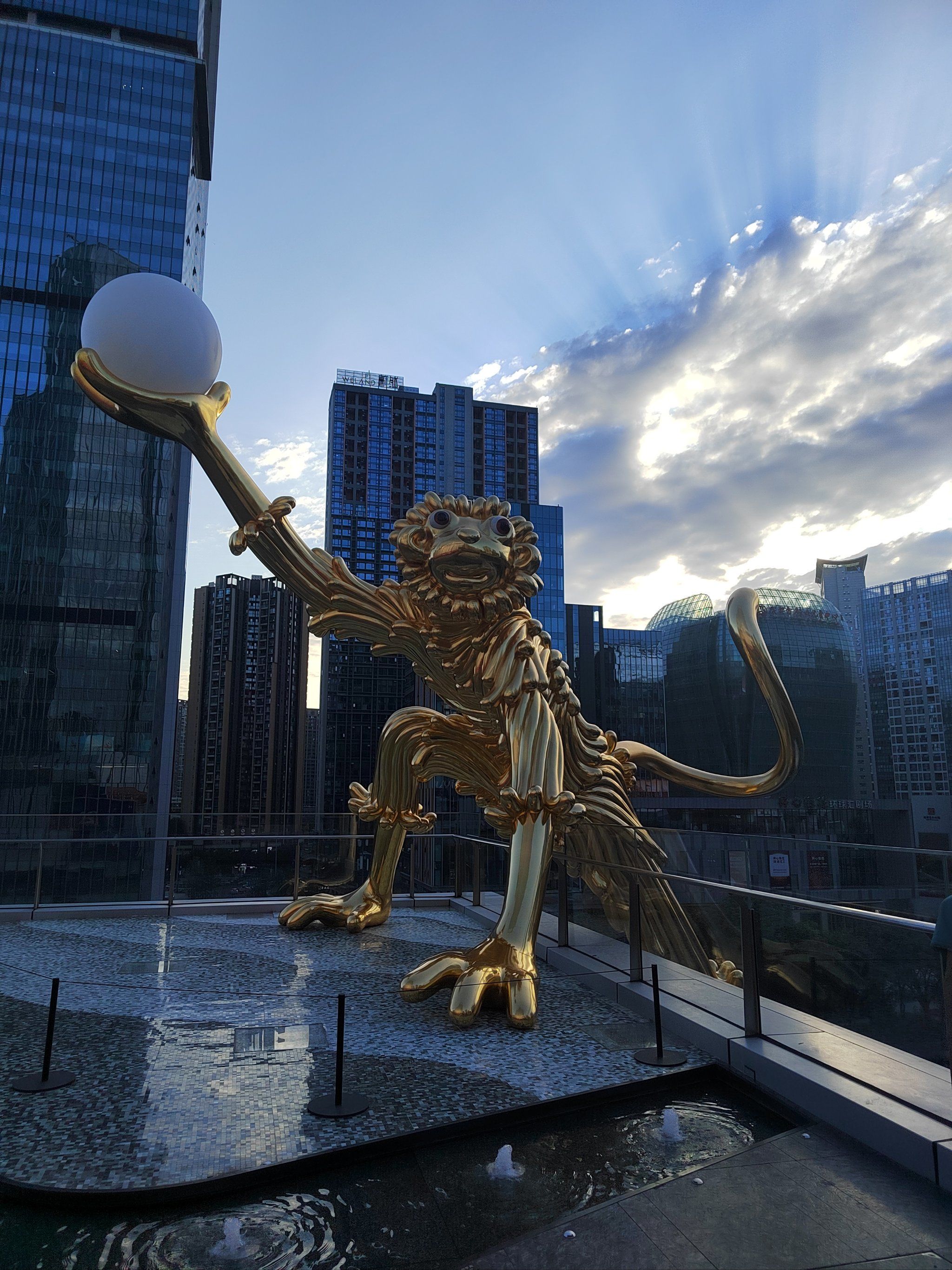 巨型绿雕塑超吸睛