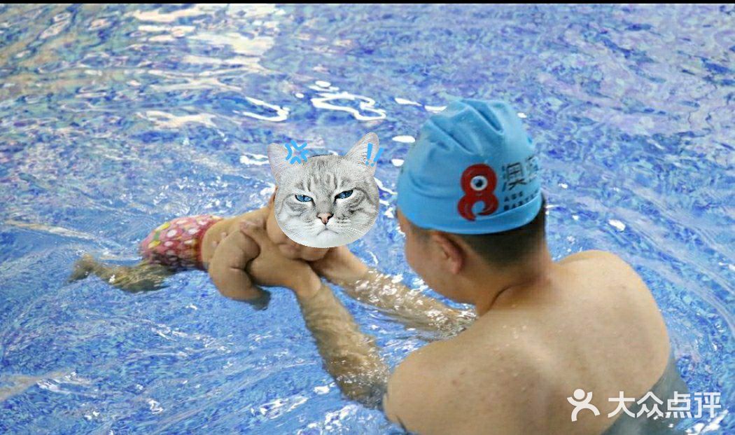 孩子第一次上游泳课[调皮]