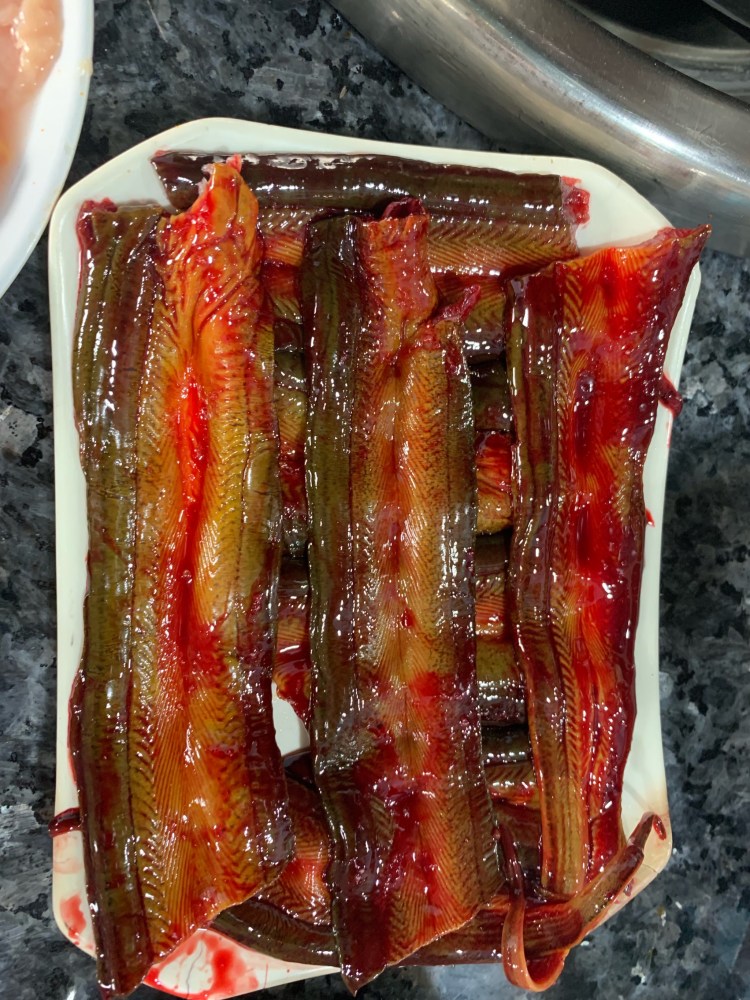 土鳝鱼:重庆人又称血片,这一款菜色是肉眼可见的新鲜,而且烫在红汤