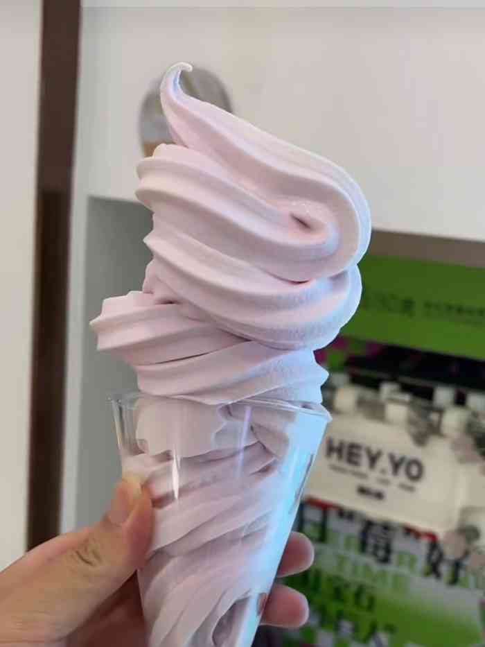 店内产品有奶茶,酸奶,甜品蛋糕,冰淇淋,招牌产品是酸奶冰淇淋,据说不