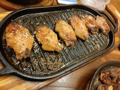 料理烤焦香翅中-老东镇啤酒屋海鲜加工·蒸汽海鲜·海鲜烧烤(台东店)