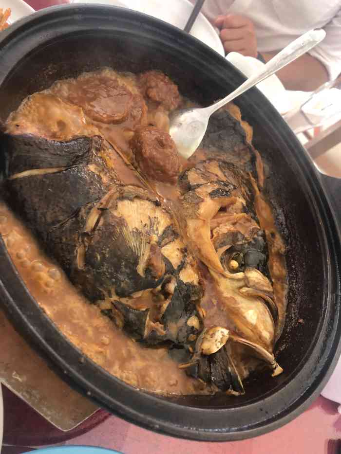 宽沟食府"今天中午两个人来到宽沟食府,一进门看到大.