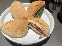 现烤玫瑰鲜花饼-云海肴·汽锅鸡·云南菜(高德置地店)