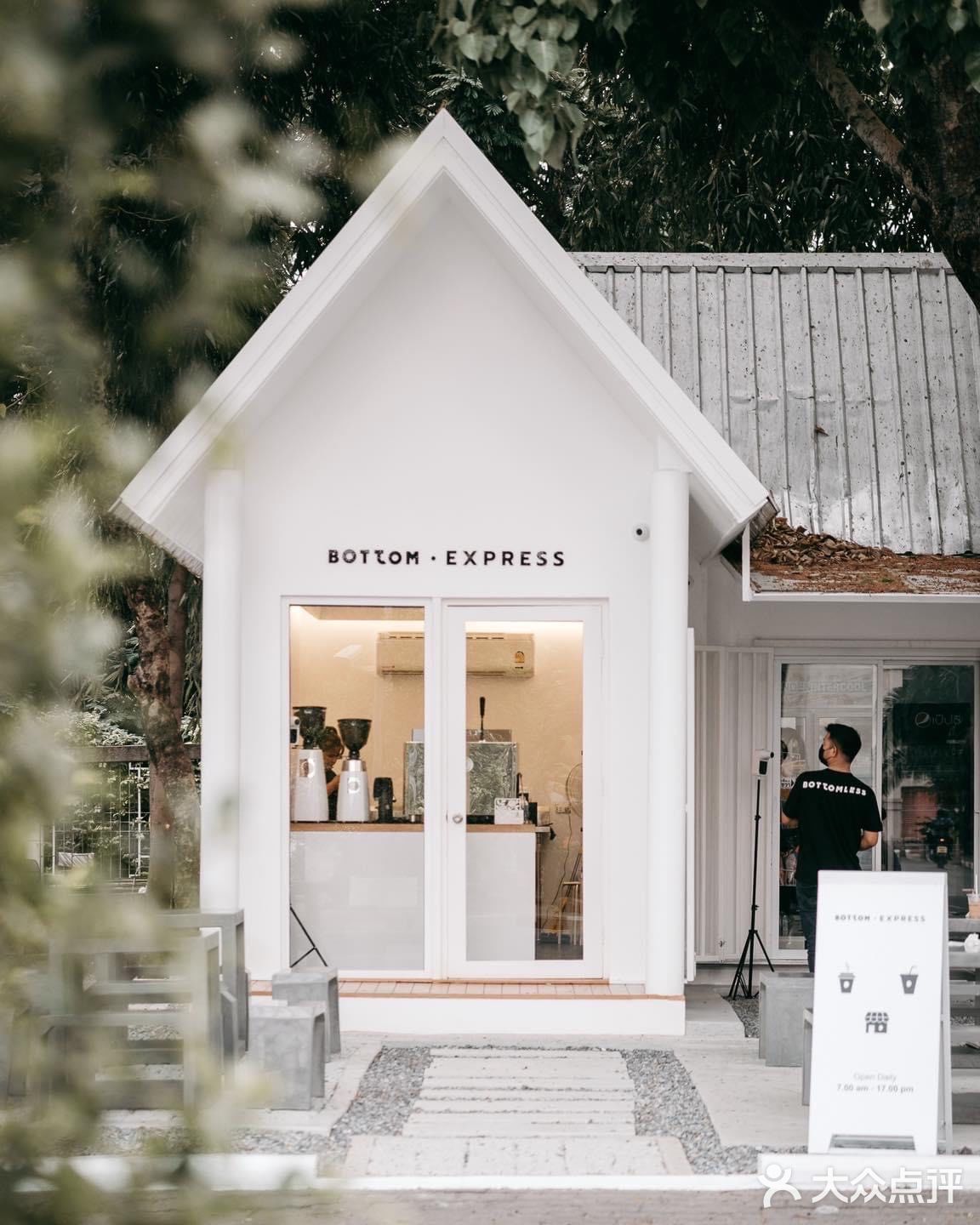 泰国探店 | 曼谷树荫下的白房子咖啡馆
