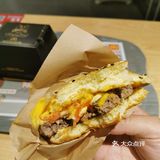 拿到汉堡先拍照，然后一大口咬下去！竟然