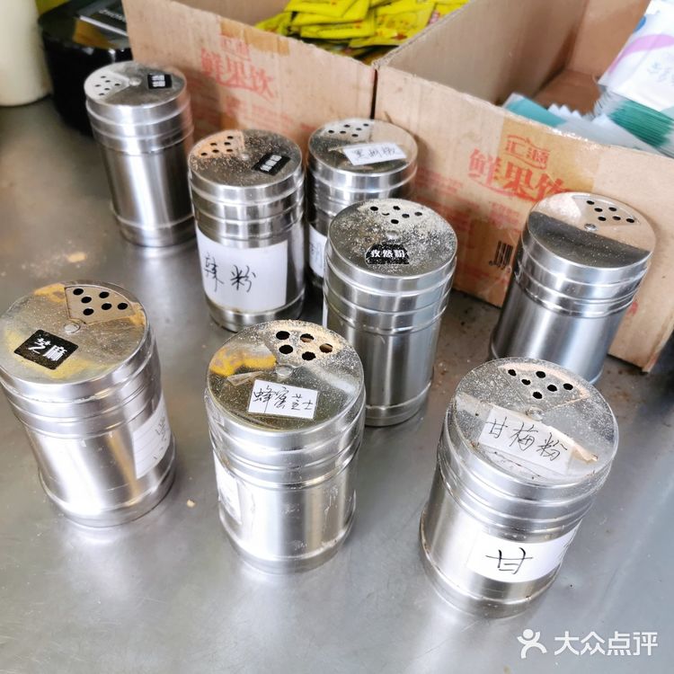 看着脏兮兮的外卖厨房店，炸鸡味儿到是不错哈