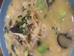 酸白菜炖肚条-八张桌子(老店)