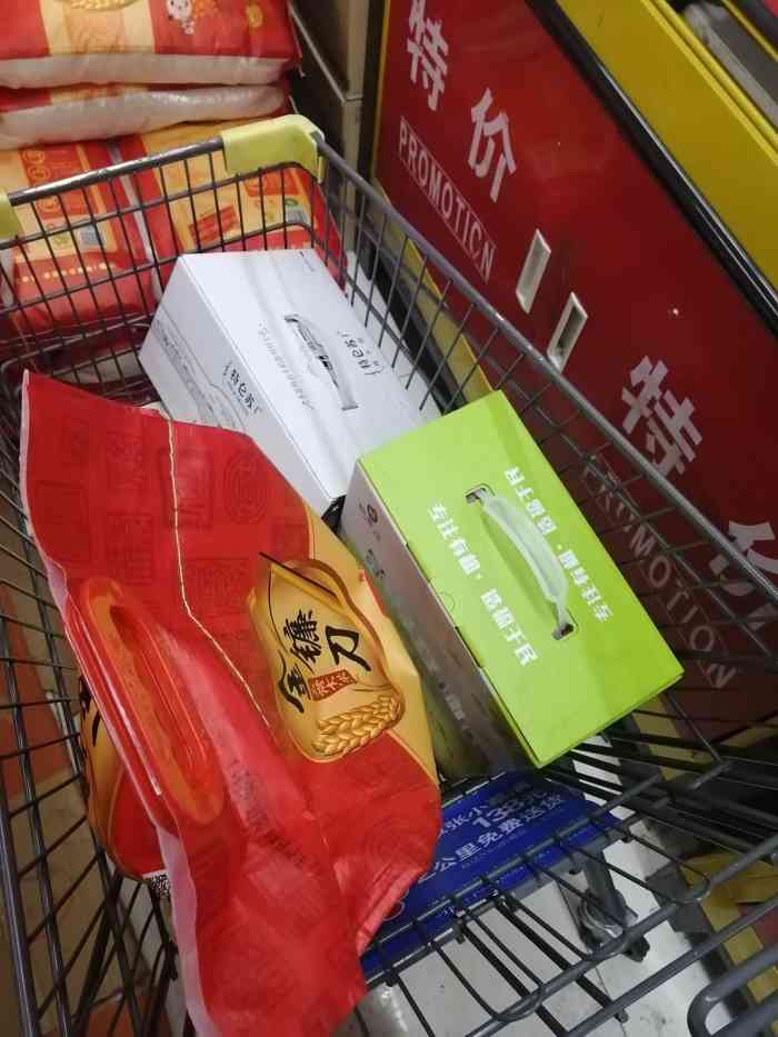 一汽新世纪仓储超市-"这里真的是太火了,一汽比较老牌的大商场的.