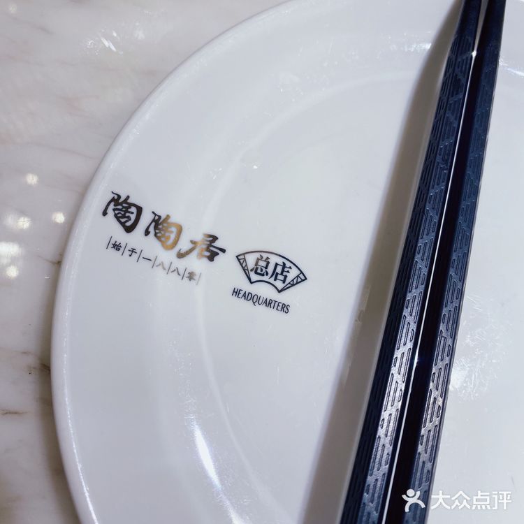 上菜好快，店员姐姐会主动帮我们切好，比较贴心