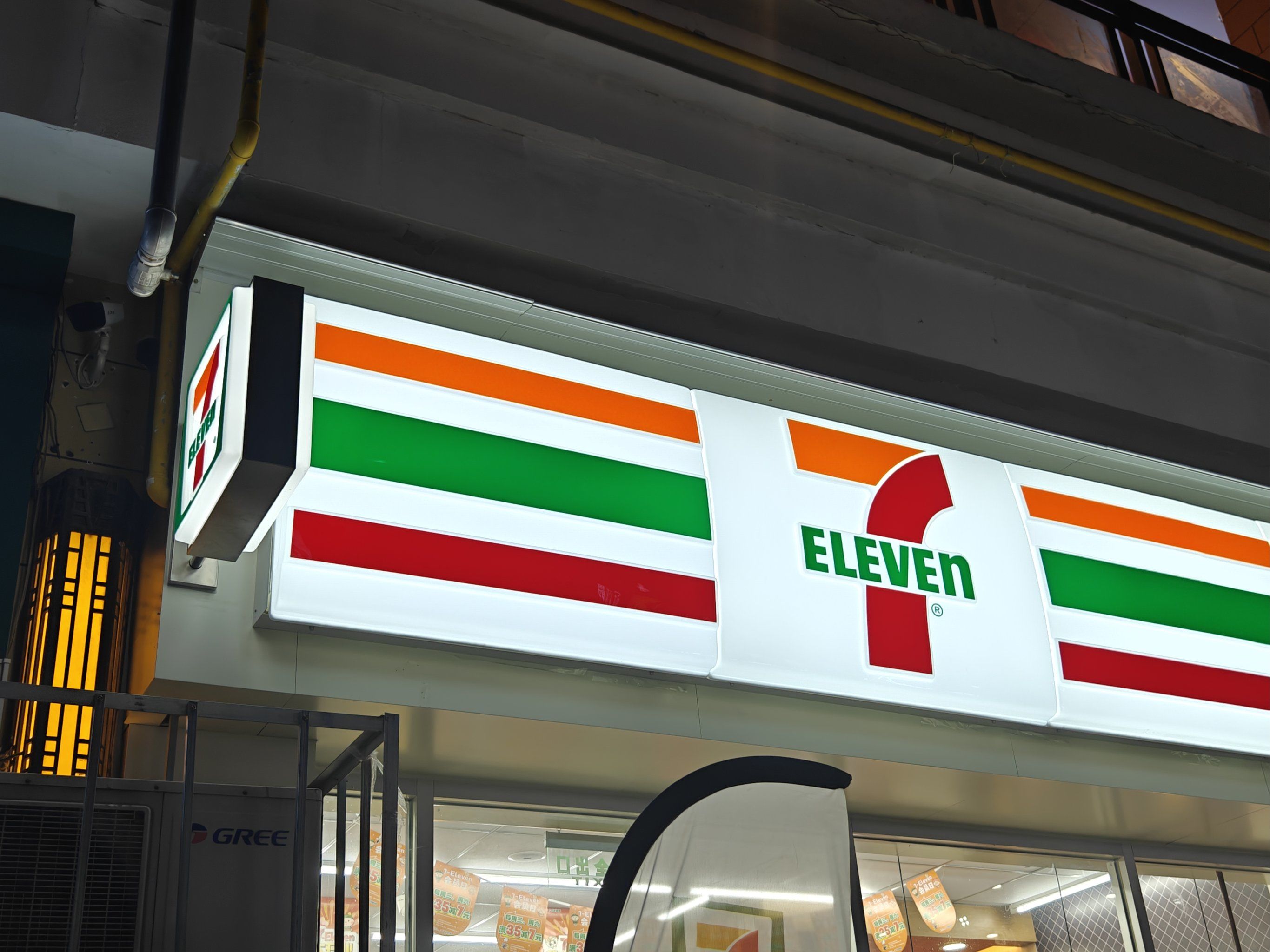 就在铜山万达金街一楼,这家店给我最大的感受就是他与其他的711连锁不