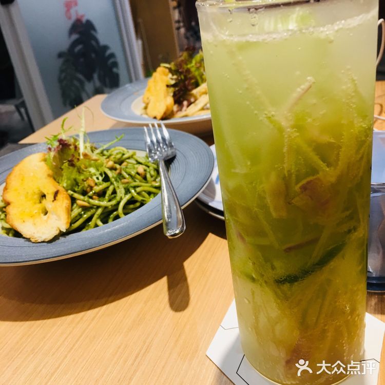 週末同朋友玩捉妖。搵佐個地方hea住玩。 「好多人啊