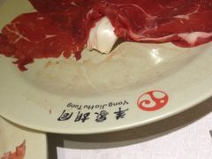 包着白菜的牛肉，显得量大么？垃圾-羊家胡同·龙虾烧烤火锅(龙汇路店)