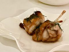 蒜蓉香草汤配香煎牛蛙腿-Jean Georges