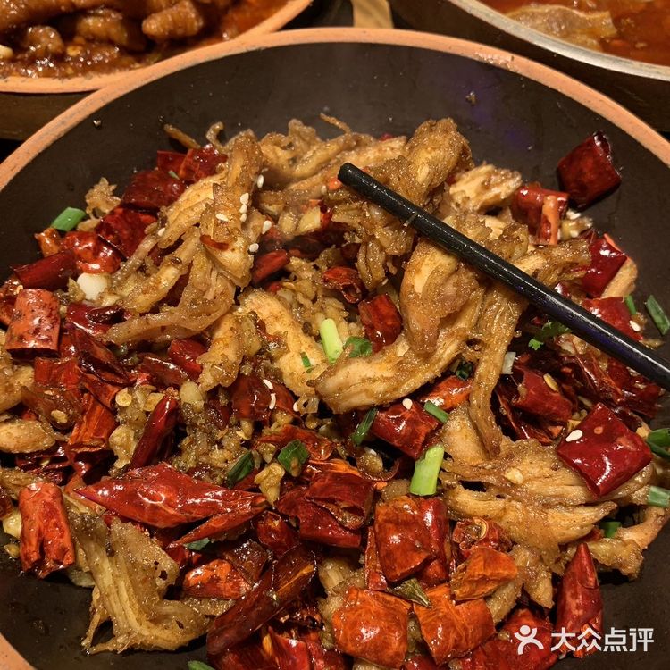 跟朋友四个人点了几个菜全部吃光！小吉星鱼籽鱼泡钵好好吃！