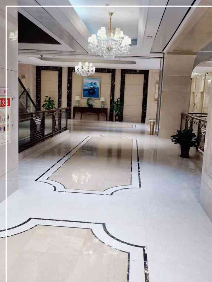 "酒店环境幽静,设施不错.只是前台的小妹可