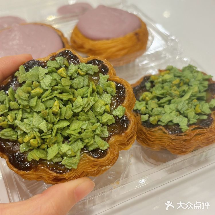 鲍师傅的「法式可颂开心果蛋挞」值得一试哇😆