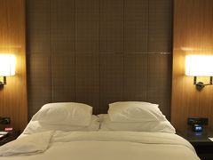 -上海滴水湖皇冠假日酒店