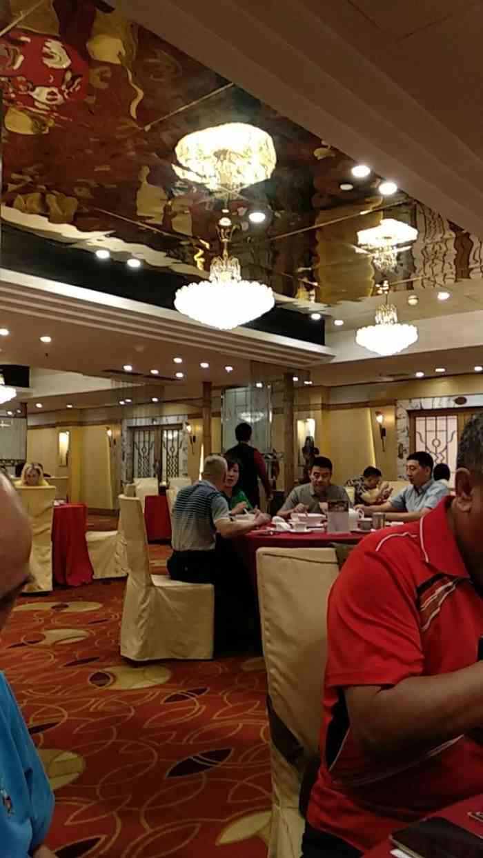 中国大酒店四季厅(流花路店)-"饮茶要等位位置很宽敞舒适,不会嘈杂. .