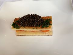 有机蛋黄吐司鱼子酱和香草-Jean Georges