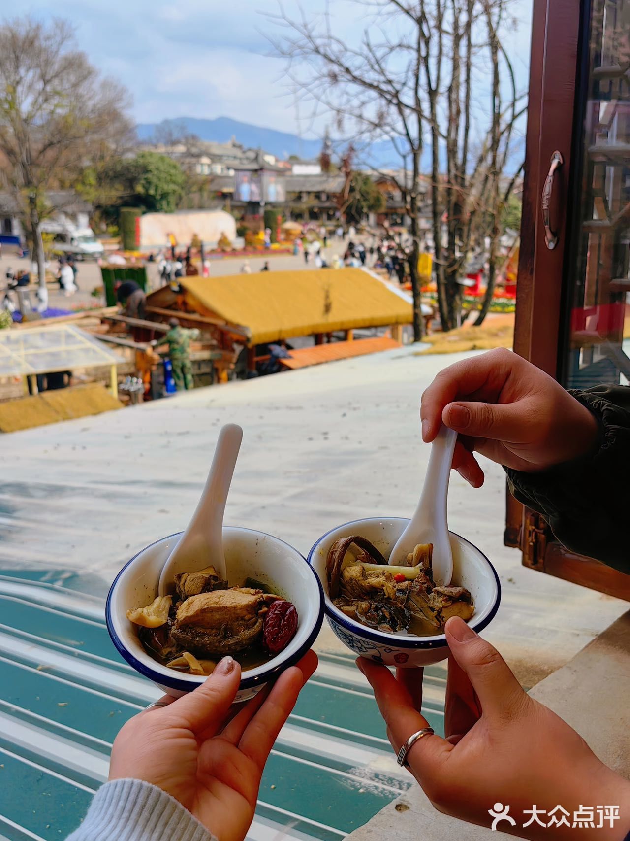 布达拉宫旁的神仙石锅鸡！野菌汤底绝了！