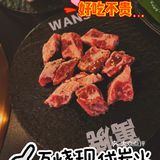 因为这里的服务员是最不像服务员的了