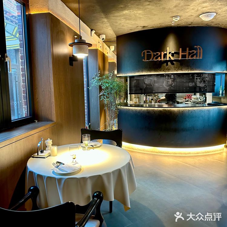 文艺又高雅 | 窗外是老电车,窗内是西餐厅