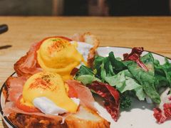 班尼迪克蛋-Common Table · Brunch & Coffee