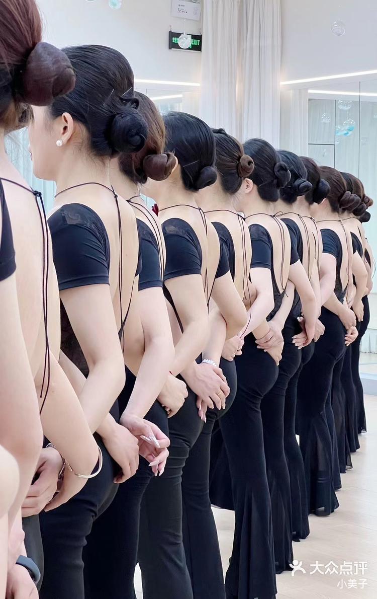 大学生找工作很香的选择形体礼仪老师
