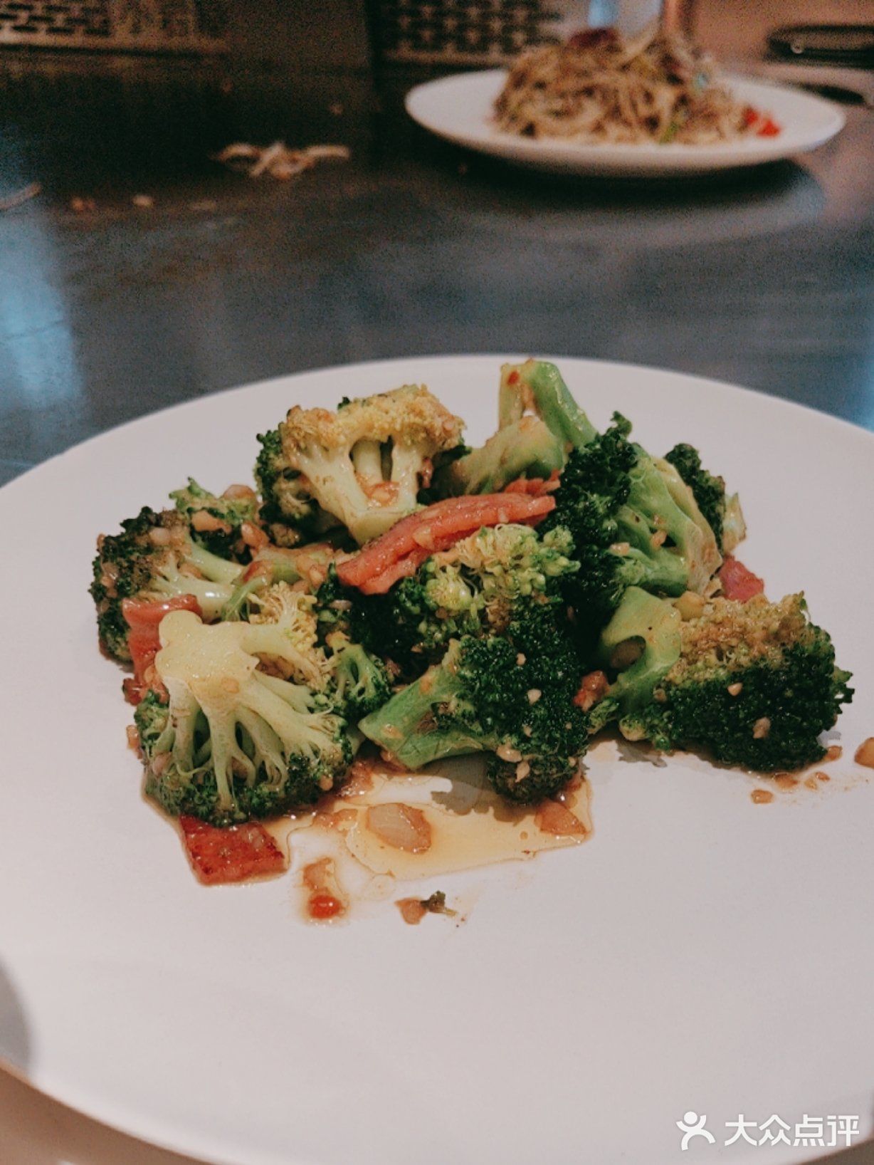 厨师烹饪热火朝天