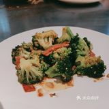 厨师烹饪热火朝天