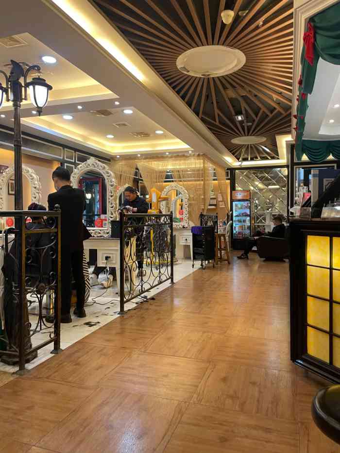梦见在理发店剪头发剪残了（梦见去理发店剪头发剪坏了很生气） 梦见在剃头
店剪头发剪残了（梦见去剃头
店剪头发剪坏了很气愤
） 卜算大全