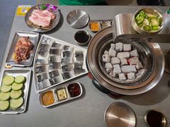 -围炉肉舍•炭烤活鳗•丹东海鲜烤肉(步行街店)