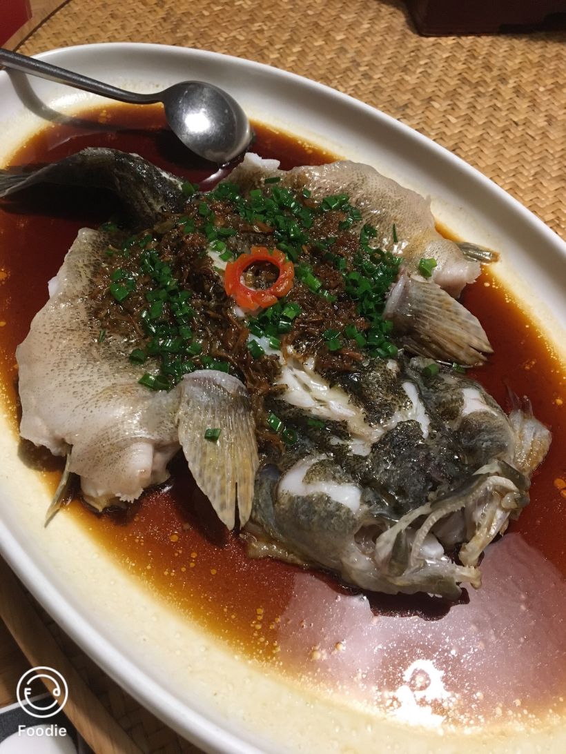 瑶柱酱蒸笋壳斑,个头大,肉质鲜嫩,沾点酱汁更是美味.