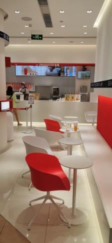 sevenbus(万象汇店)-"这家店的装修都是以红白为主调,让人感觉食.