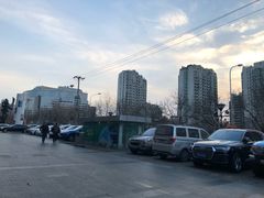 -枫蓝国际购物中心-地面停车场