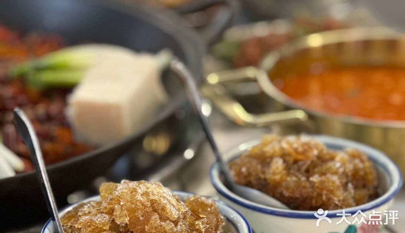 又一家排队王！在火锅店里乱劈柴？