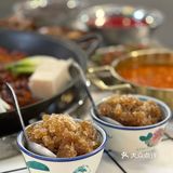 又一家排队王！在火锅店里乱劈柴？