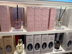 -名创优品(北京新中关购物中心地铁层店)