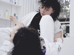 -菠萝格斗巴西柔术训练馆