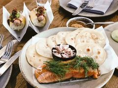 烟熏三文鱼配烤饺子皮和芥末籽酱-BOR Eatery(安福路店)